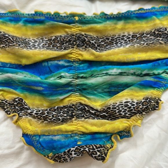 Luli Fama Swimwear Bikini (Triangle Top: Large) (Scrunch Bottom: Medium) - Picture 4 of 6